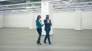 Gayrimenkul projesi Vr gözlüklü bir adama bir bayan uzman tarafından gösteriliyor