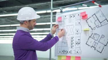 Bir hardhat bir mimar düzenleri teftiş