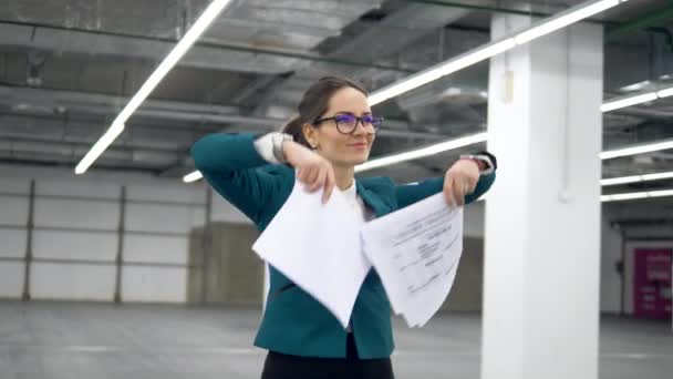 Jeune femme d'affaires s'amuse dans une salle vide — Video