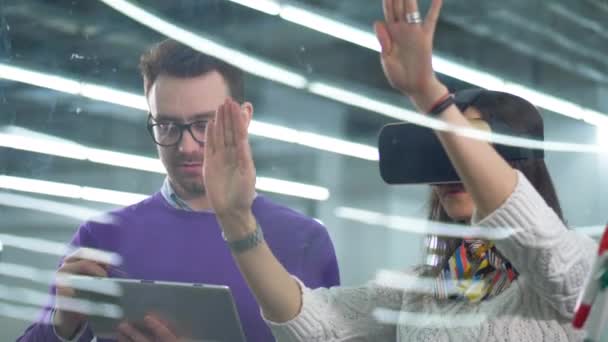Dáma ve VR-brýle pozoruje plán se svým mužským kolegou