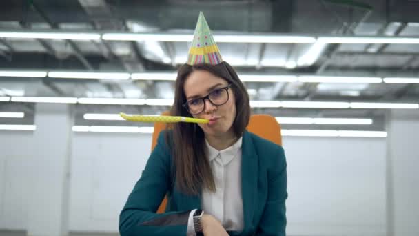 Triste trabalhadora de escritório feminina em um chapéu festivo está jogando confete — Vídeo de Stock