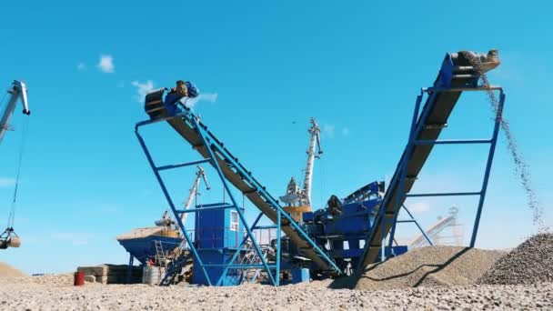 Trümmerzerkleinerungsmaschine funktioniert. Ausrüstung für den Bergbau. — Stockvideo