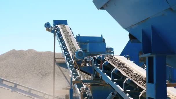 Bir kemer endüstriyel bir makinede ezilmiş taşları hareket ettirir. — Stok video