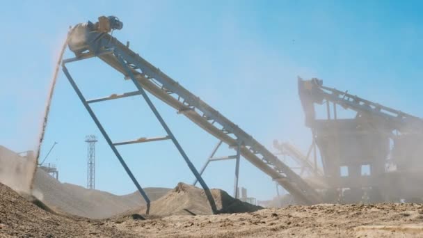 Kırma makinesi konveyöründen düşen kırılma taşları. Madencilik endüstrisi ekipmanları. — Stok video