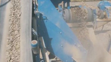 Molozlarla çalışan kırma ekipmanları. Madencilik endüstrisi ekipmanları.