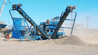 Bir kırma makinesi bir kemer üzerinde moloz ile çalışır. Madencilik endüstrisi ekipmanları.