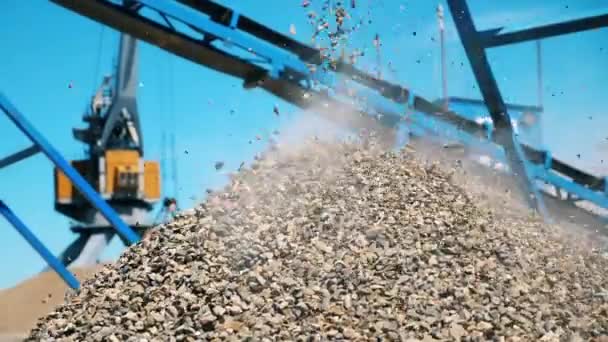 Kırma makinesinin yanında ezilmiş bir taş yığını. Endüstriyel madencilik kavramı. — Stok video