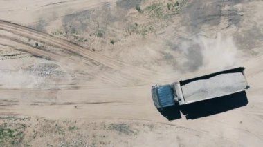 Ezilmiş taşlarla dolu römorklu bir kamyon..