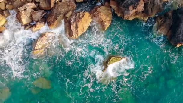 Mar azul golpeando contra altos acantilados. Vista aérea . — Vídeos de Stock