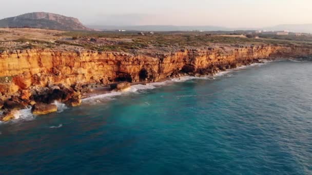 Vista aérea de um penhascos altos e mar azul em um fundo do céu em Greece . — Vídeo de Stock