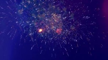 Havai fişekgösterisi karanlık gökyüzünün ortasında