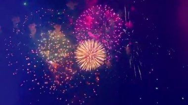 Gece havai fişek şenlikli patlamalar
