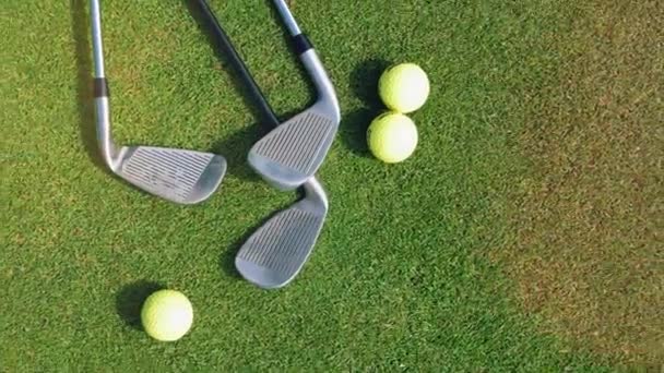 Clubes de golf y pelota en una hierba verde . — Vídeo de stock
