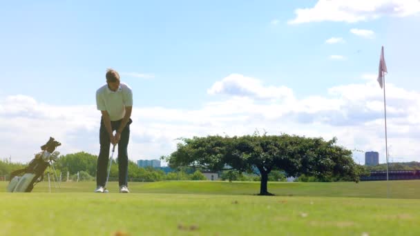 Golfeur frappe balle blanche dans un trou . — Video
