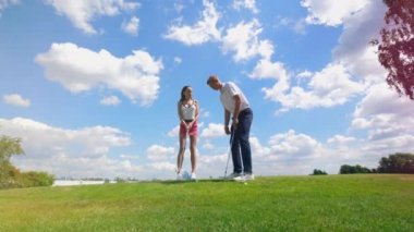 Bir golf açtı kulüpleri ile erkek ve kadın eğitim.