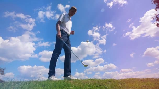 Golfista masculino juega con pelota blanca y un club . — Vídeo de stock