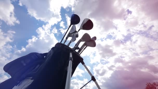 Klubbar på en påse på en himmel bakgrund. — Stockvideo