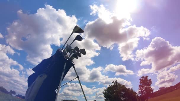 Una bolsa con palos de metal en un campo de golf . — Vídeos de Stock