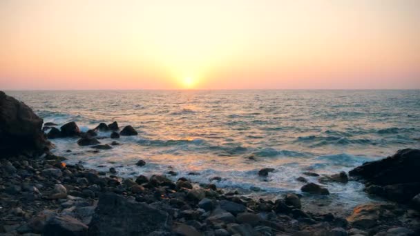 Felsige Küste des Ozeans bei Sonnenuntergang — Stockvideo