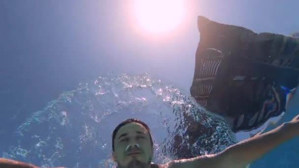 Unterwasseraufnahmen eines Schwimmers — Stockvideo