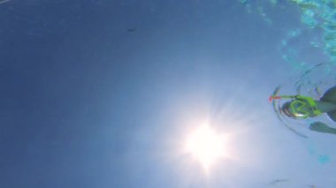 Dalış maskeli bir çocuğun sualtı görüntüleri