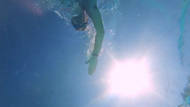 Unterwasserfilme eines männlichen Schwimmers — Stockvideo