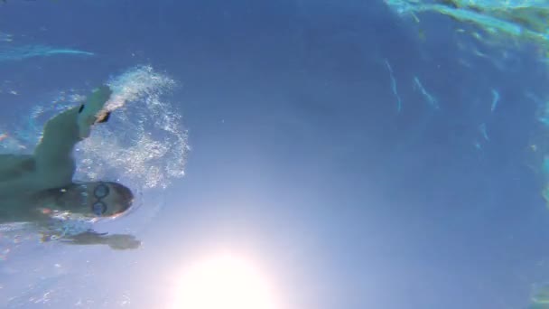 Unterwassererschießung eines Mannes beim Schwimmen — Stockvideo