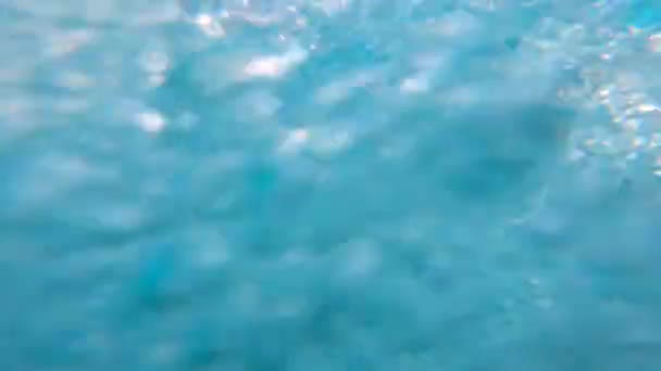 Ein Mann springt freudig ins Wasser und filmt sich selbst — Stockvideo