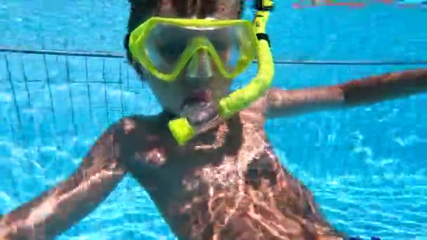 Niño está siendo filmado bajo el agua mientras nada — Vídeos de Stock