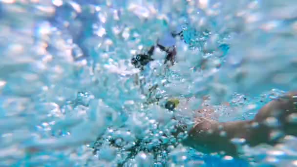 Processo de mergulho de um homem está sendo baleado por si mesmo — Vídeo de Stock