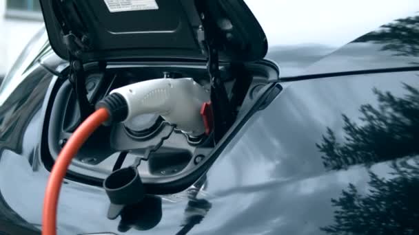 Электрическое топливное сопло заряжает автомобиль — стоковое видео