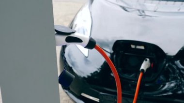 Araba bir elektrik meme tarafından yakıt ikmali oluyor
