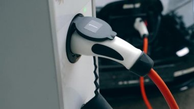 Içine bir nozul takılı elektrik soketi