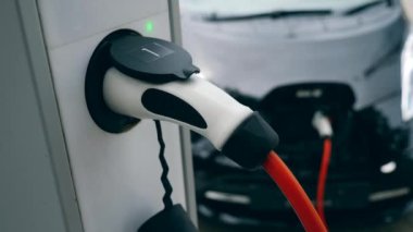Bir elektromobilin şarj işlemi
