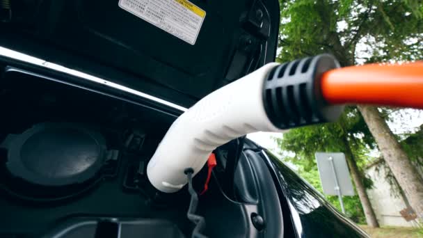 Processo de carros de recarga elétrica chega ao fim — Vídeo de Stock