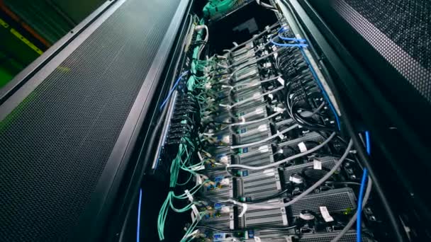 Grande rack con computer moderno in un data center . — Video Stock