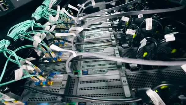 Ordinateurs serveurs avec de nombreux fils dans un centre de données .