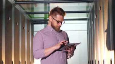 Bu uzman bir tablet üzerinde yazarken sunucu bilgisayar kontrol eder.