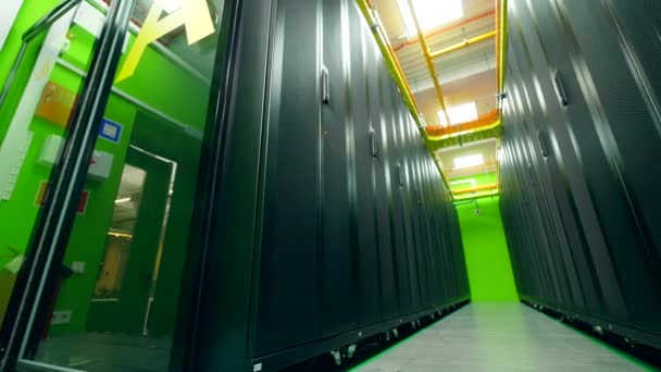 Zwarte racks met Server computers in een datacenter. — Stockvideo