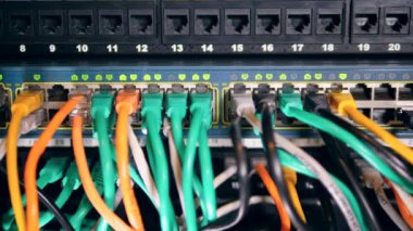 Çalışan bir bilgisayara bağlı birçok kablo.