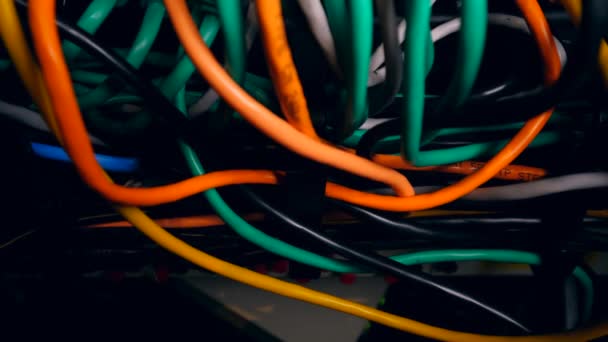 Routeur serveur avec câbles branchés .