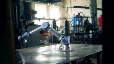 Metal dişli ile çalışırken robotik kol hareket eder.