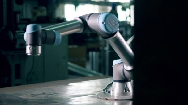 Robotermechanismus bei der Arbeit in einer Anlage. — Stockvideo