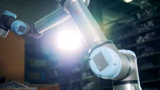 Outil robotique moderne fonctionne dans une usine . — Video