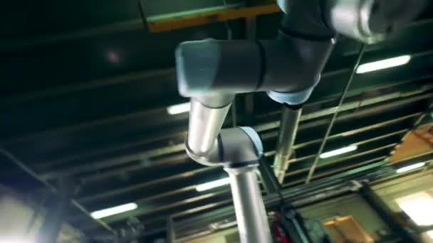 Metalen arm beweegt op een fabrieks tafel, werkend. — Stockvideo