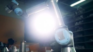 Bir robot makinesi bir tesiste bir masa üzerinde çalışır.