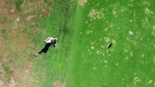 Mannelijke golfer speelt op een veld, met behulp van een metalen Club. — Stockvideo