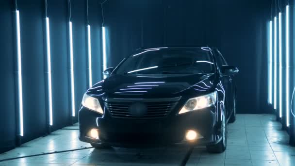 Negro brillante automóvil está de pie en una estación de servicio — Vídeos de Stock