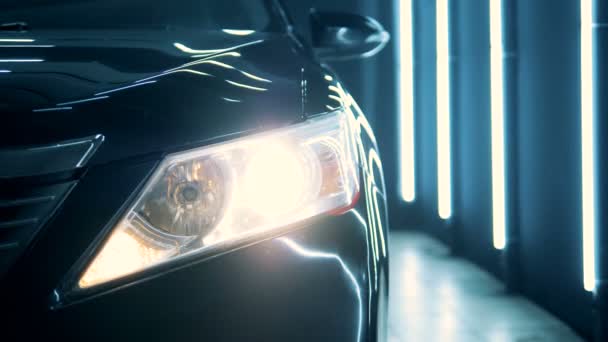 Geschakelde koplamp van een zwarte auto in een close-up — Stockvideo