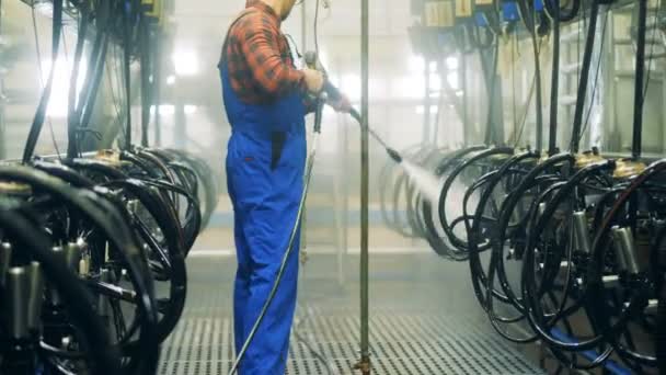 Engenheiro limpa o equipamento de ordenha, usando uma máquina de pulverização . — Vídeo de Stock